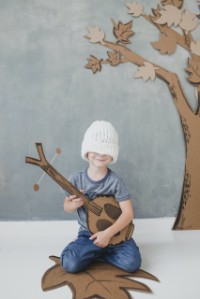 Jongetje gitaar herfst