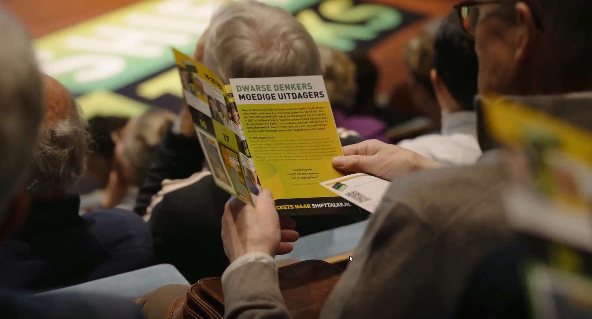 publieksfoto Shift Talks met folder 