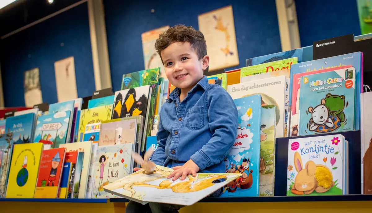 Jongen met boek