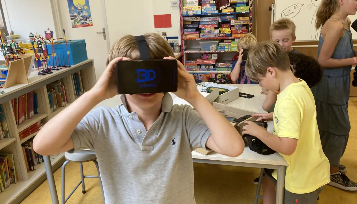 jongen met vr bril