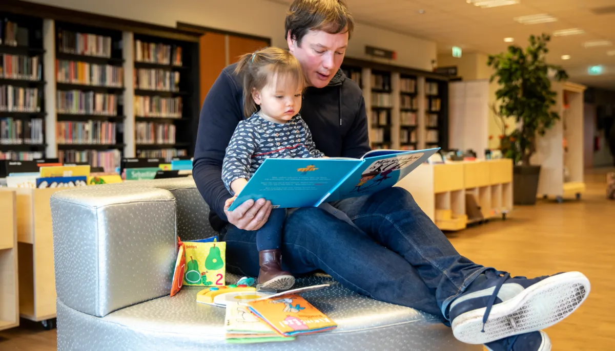 Man leest kind voor 