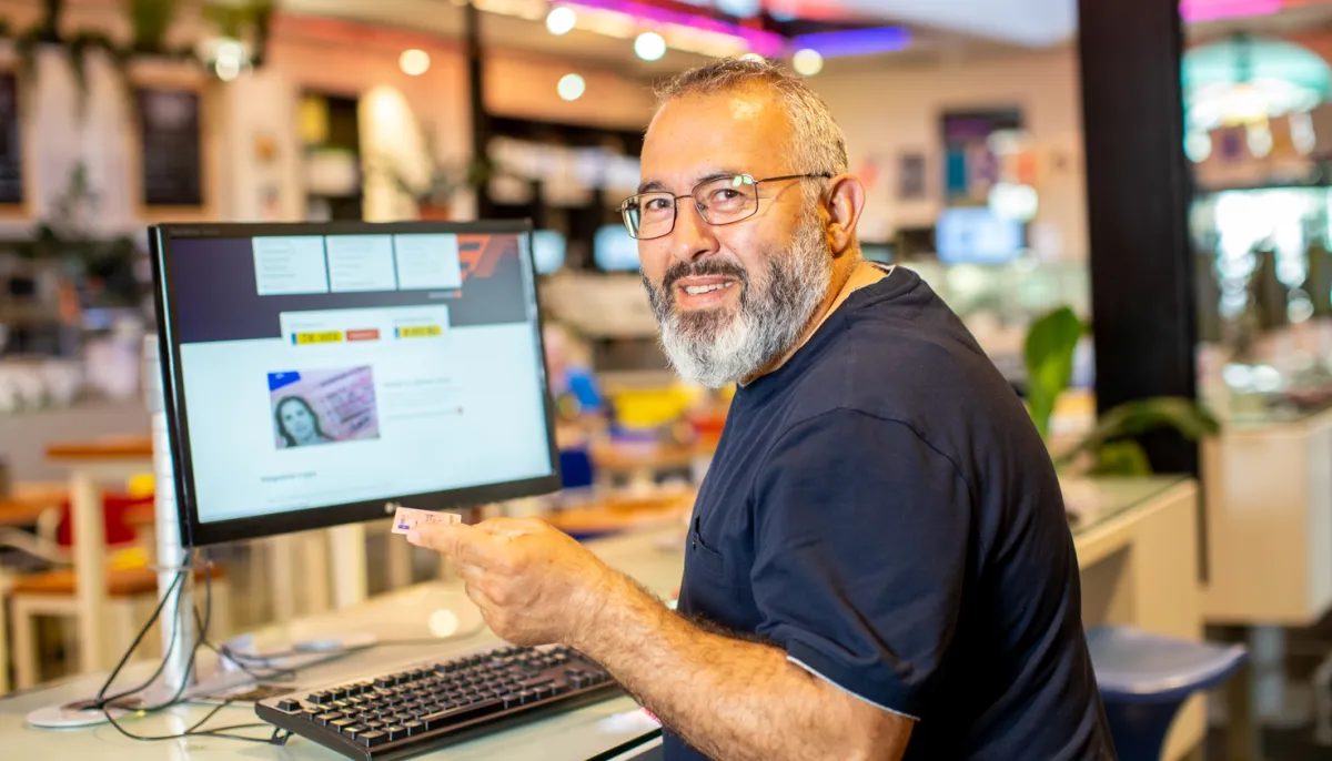man achter pc met rijbewijs 