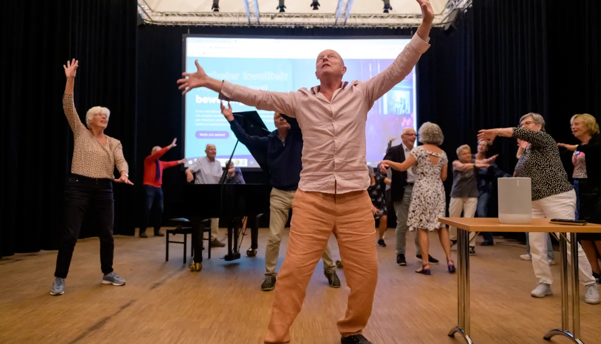 zaal met dansende senioren