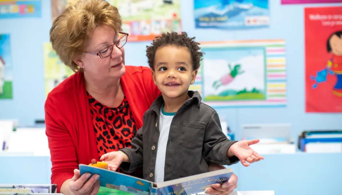 oma en kleinzoon lezen een prentenboek