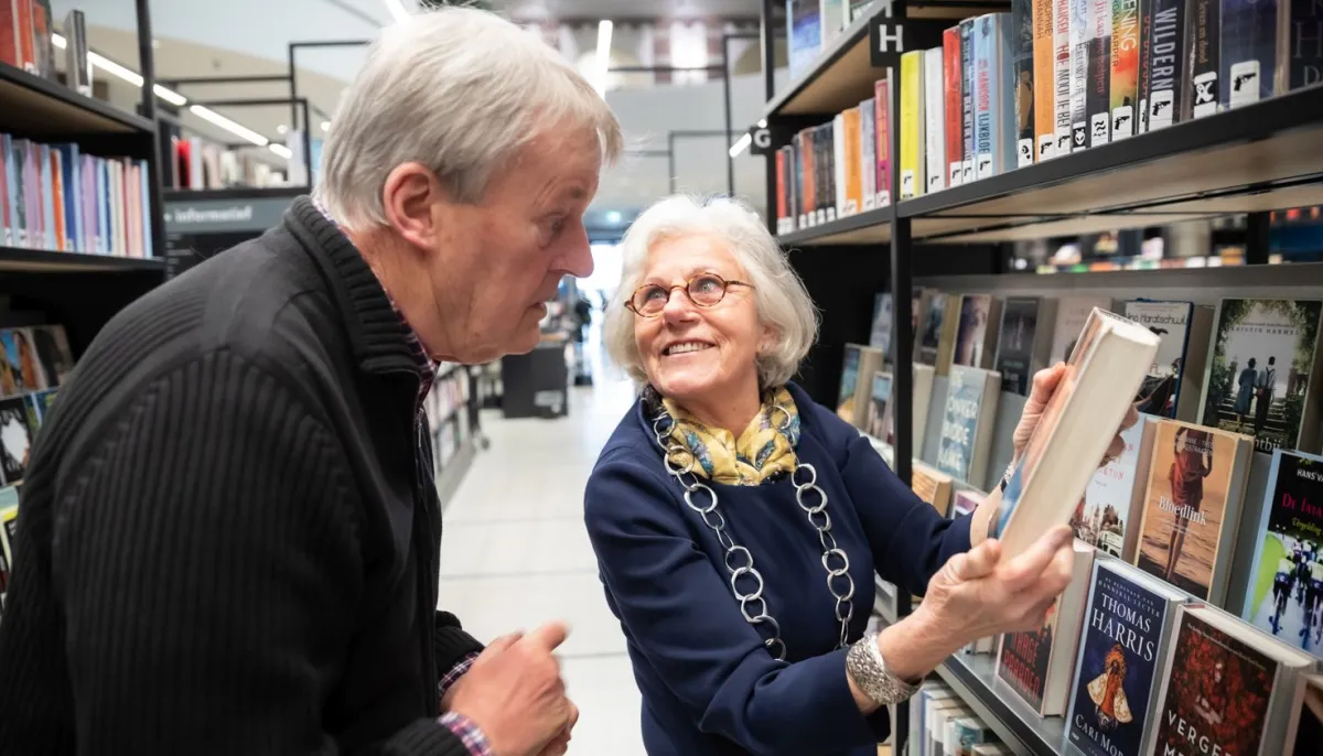 oudere man en vrouw met boeken in handen
