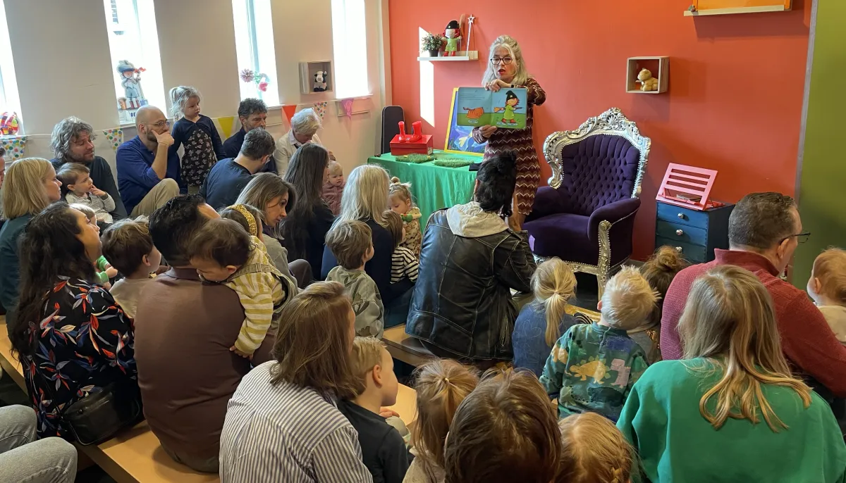 kinderen luisteren naar voorleesverhaal