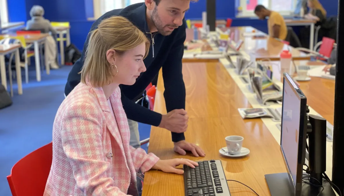 jongeren bij computer 