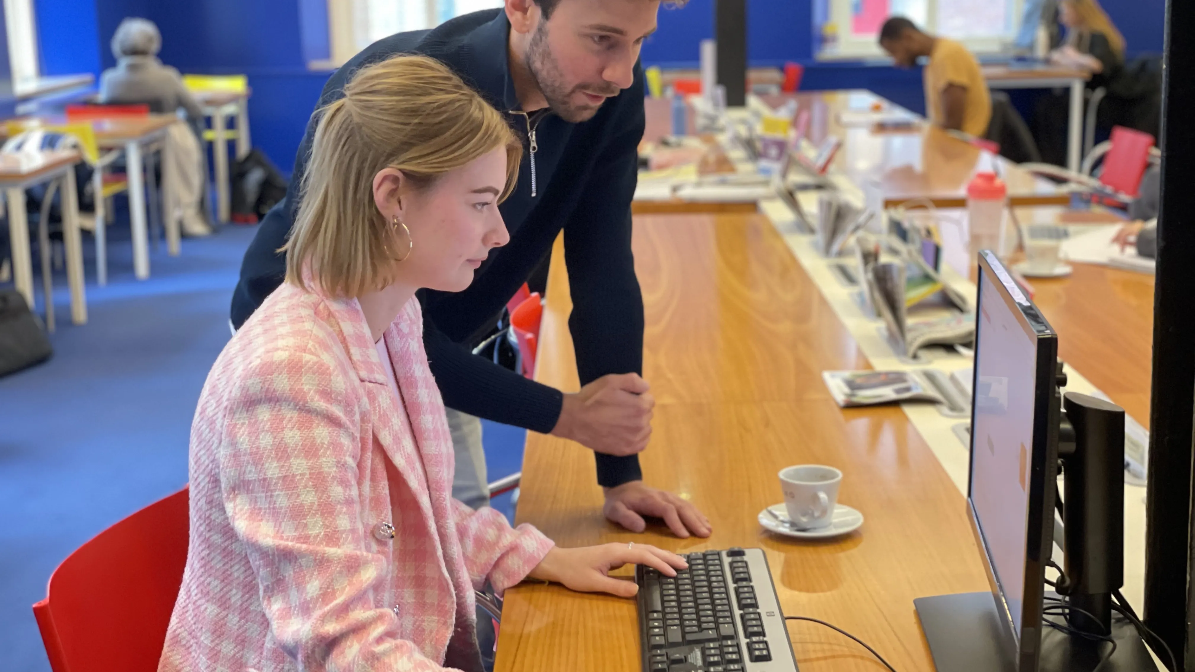 jongeren bij computer