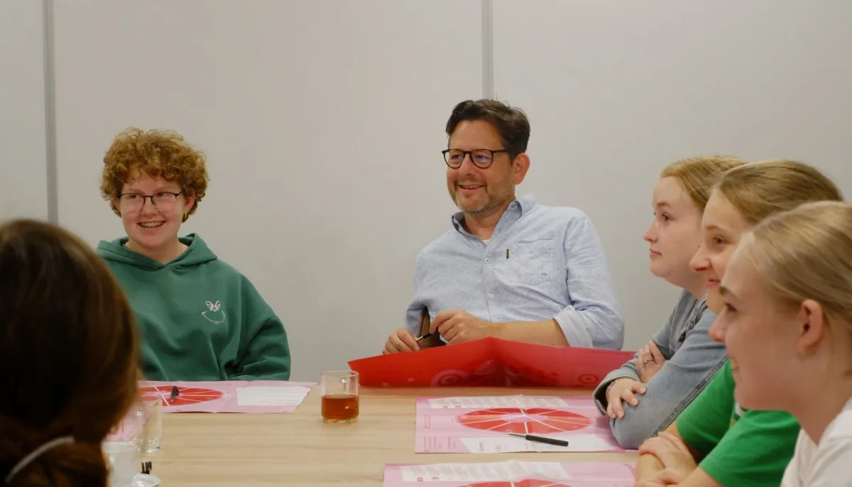 Mensen luisteren aan tafel