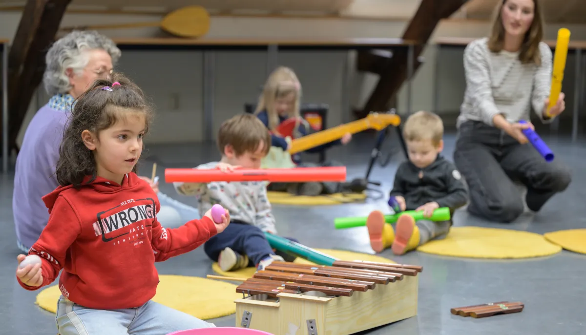 kinderen maken muziek