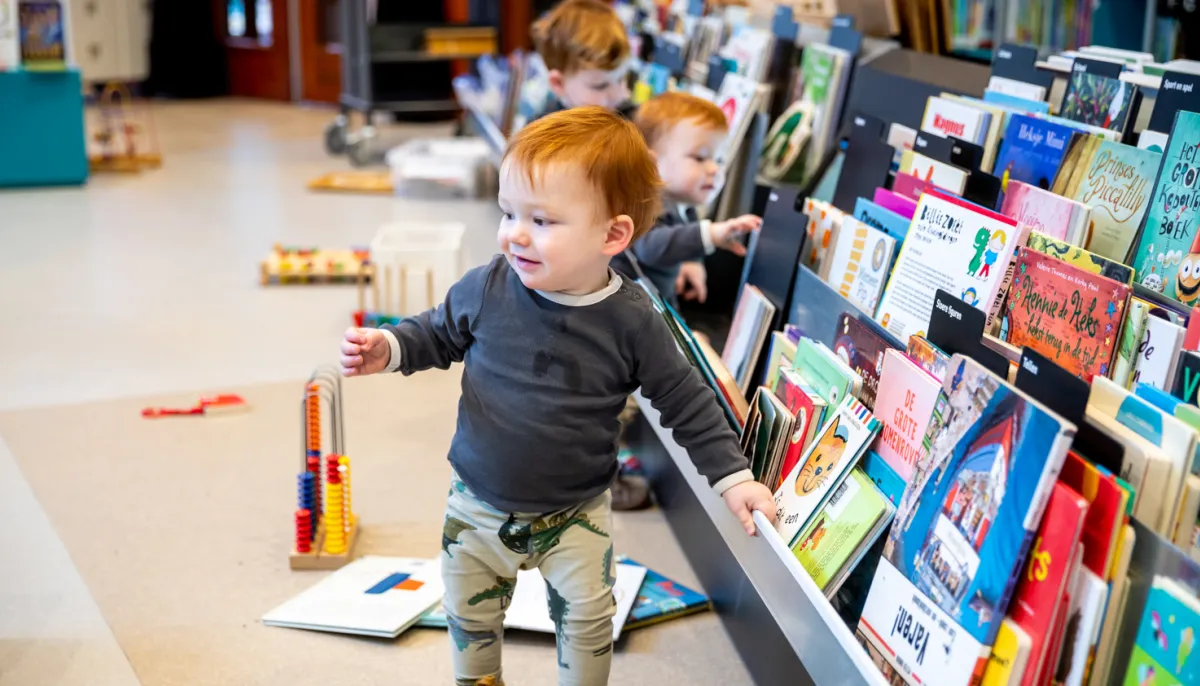 peuters met speelgoed en boeken