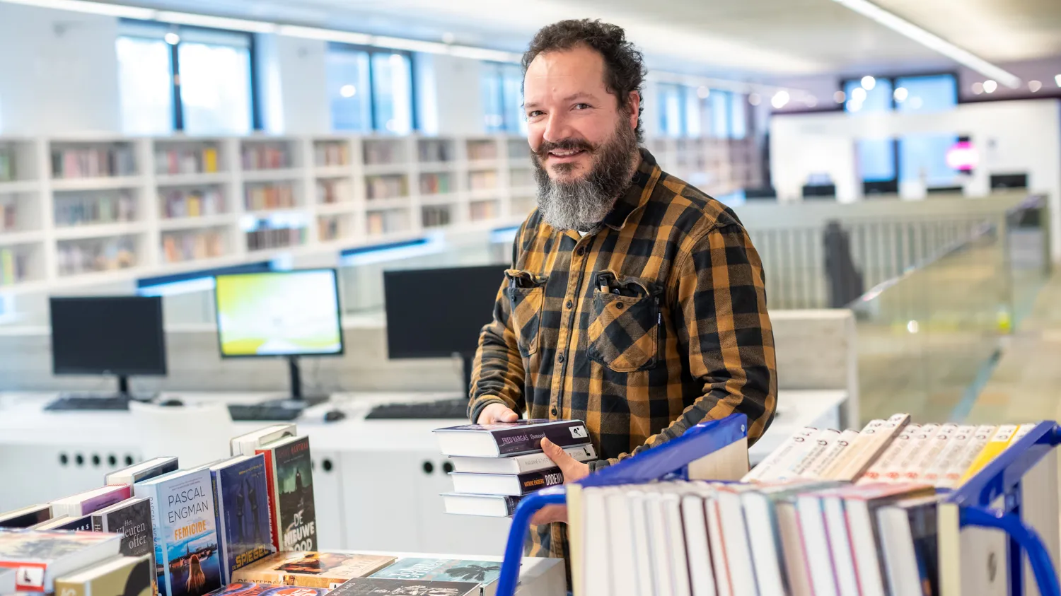 Collega Lars met boeken