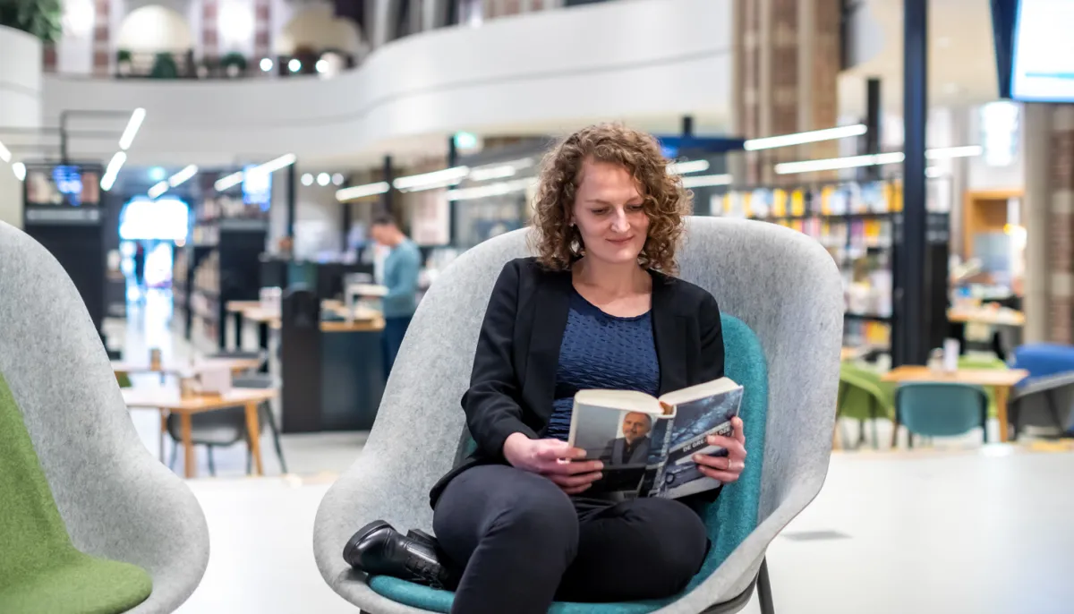 Vrouw leest boek in DePetrus