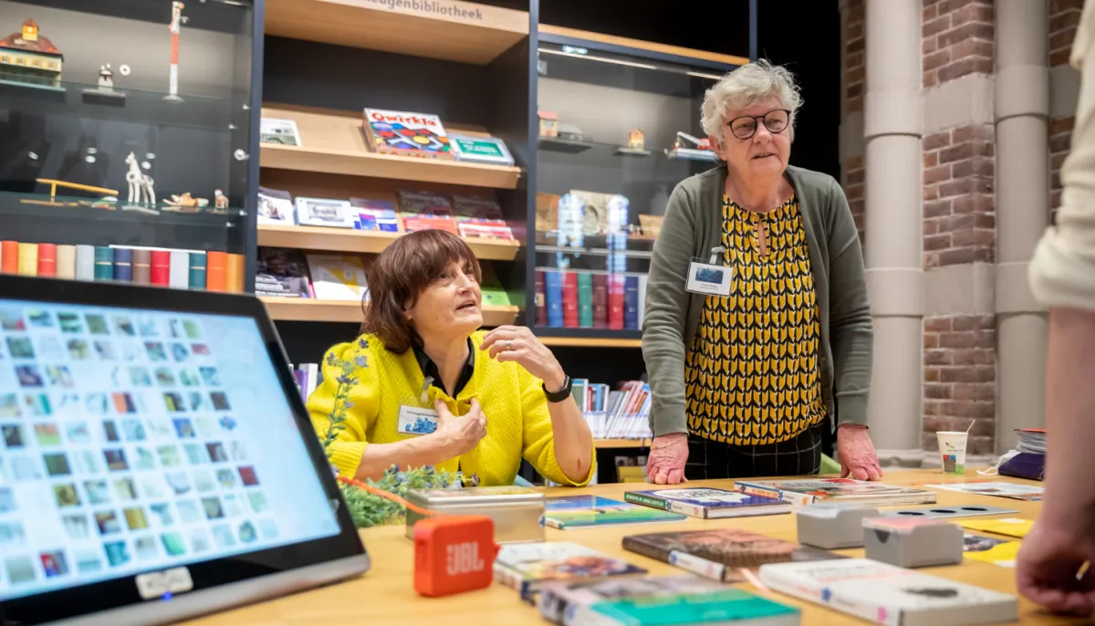 twee vrouwen aan tafel met boeken