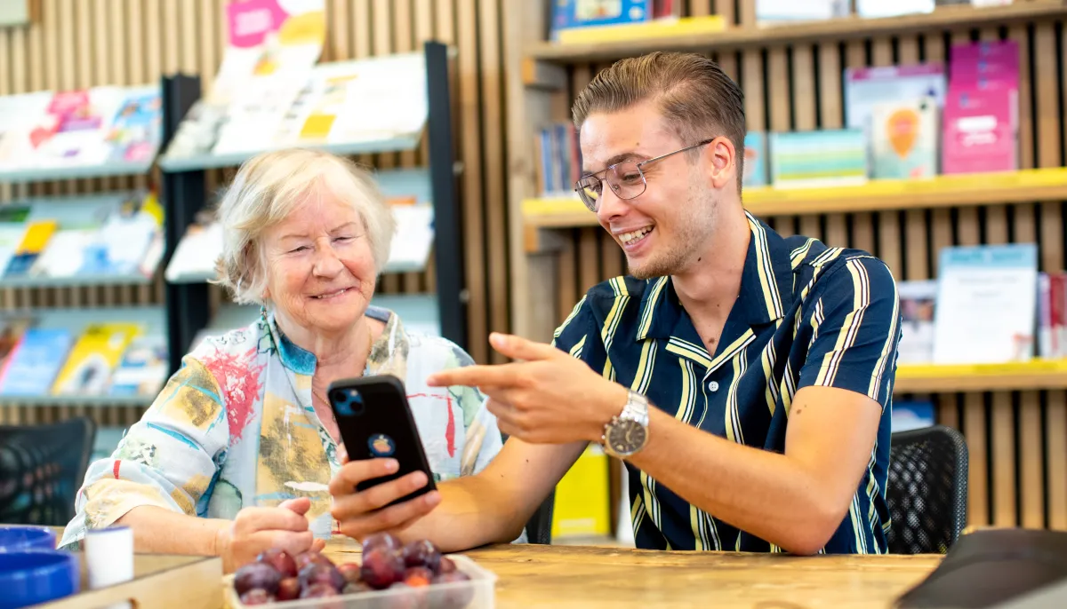 Vrouw en man achter telefoon in Digitaalpunt