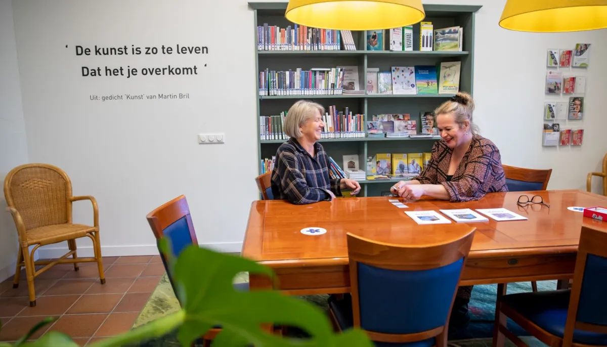 twee vrouwen aan tafel spelen memory