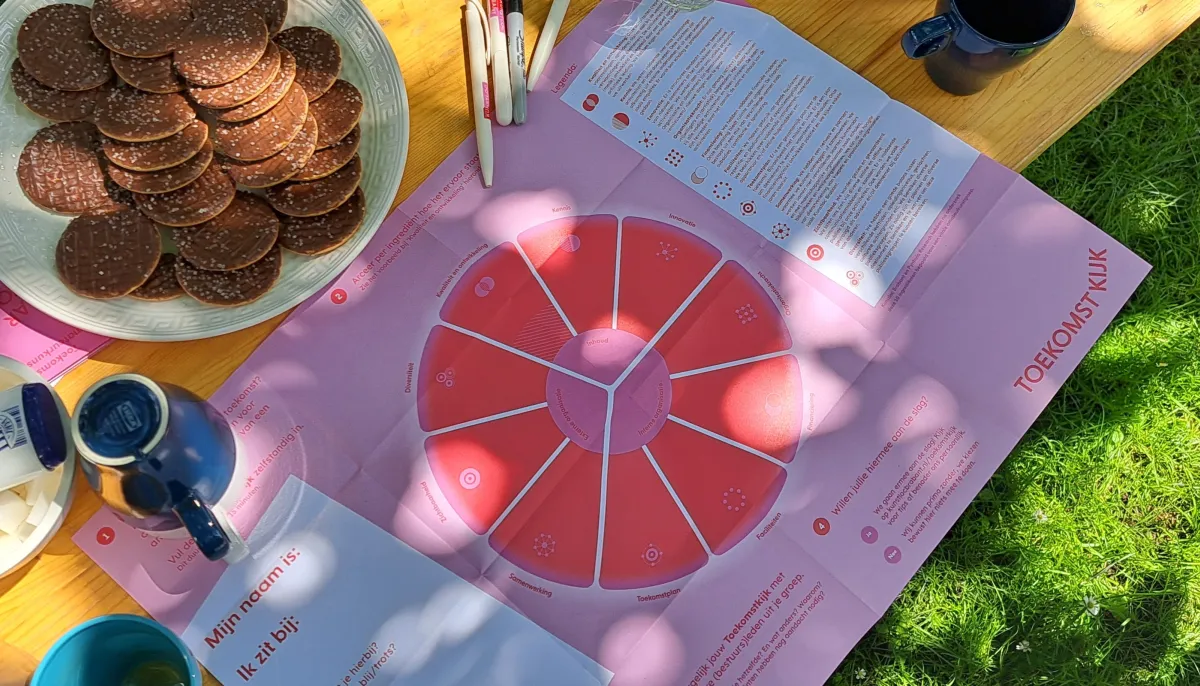 tafel met routekaart en koekjes