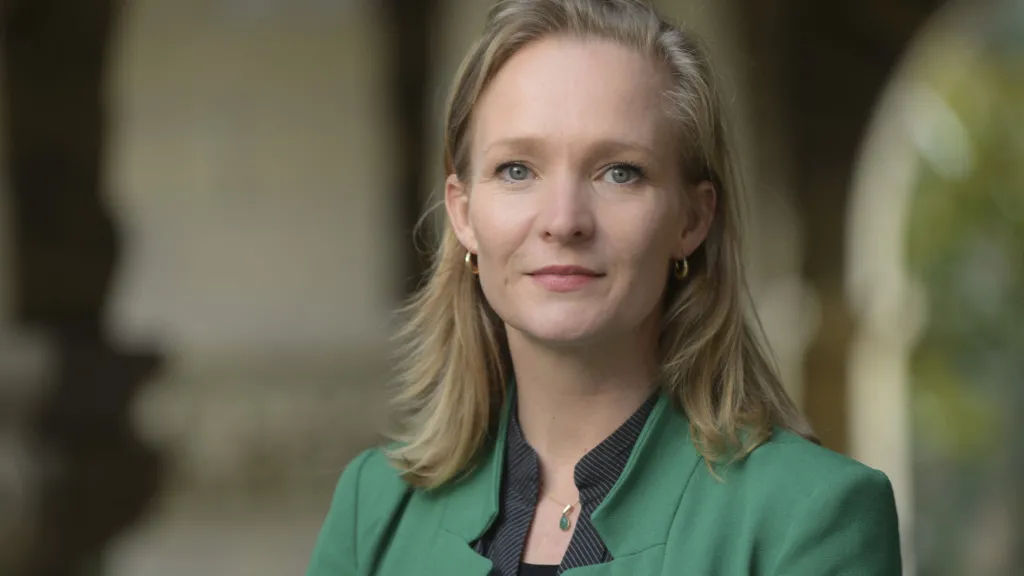 portretfoto blonde vrouw groen jasje