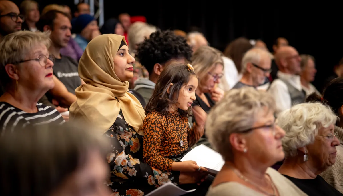 foto van zijaanzicht gevarieerd publiek in zaal