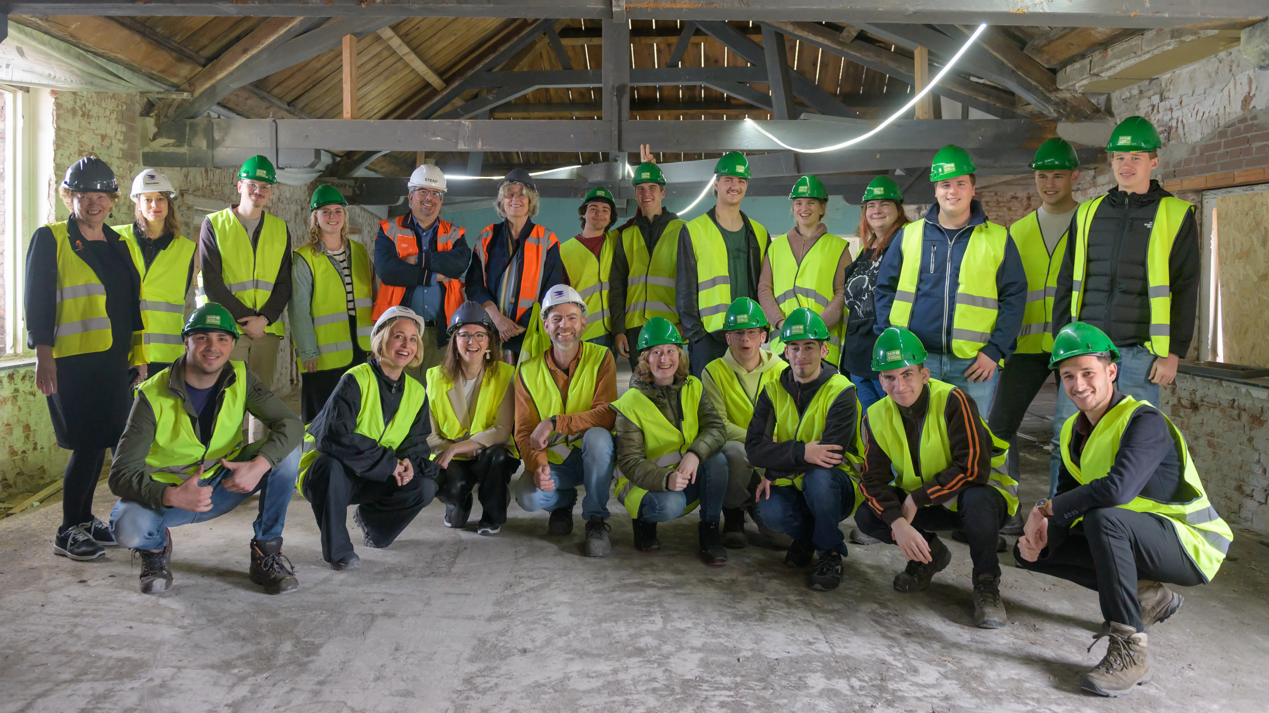 Groep studenten bezoekt bouwplaats