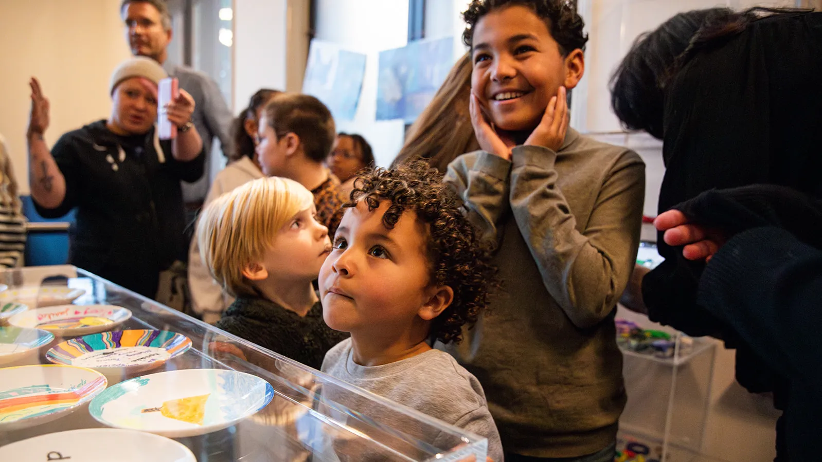 Jonge kinderen verwonderen zich in het museum