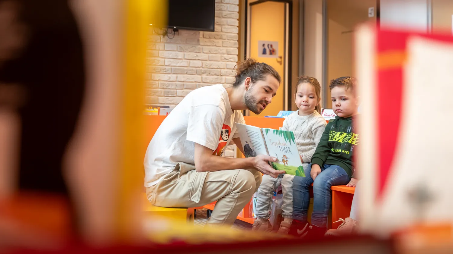 collega leesconsulent met leerlingen aan het lezen