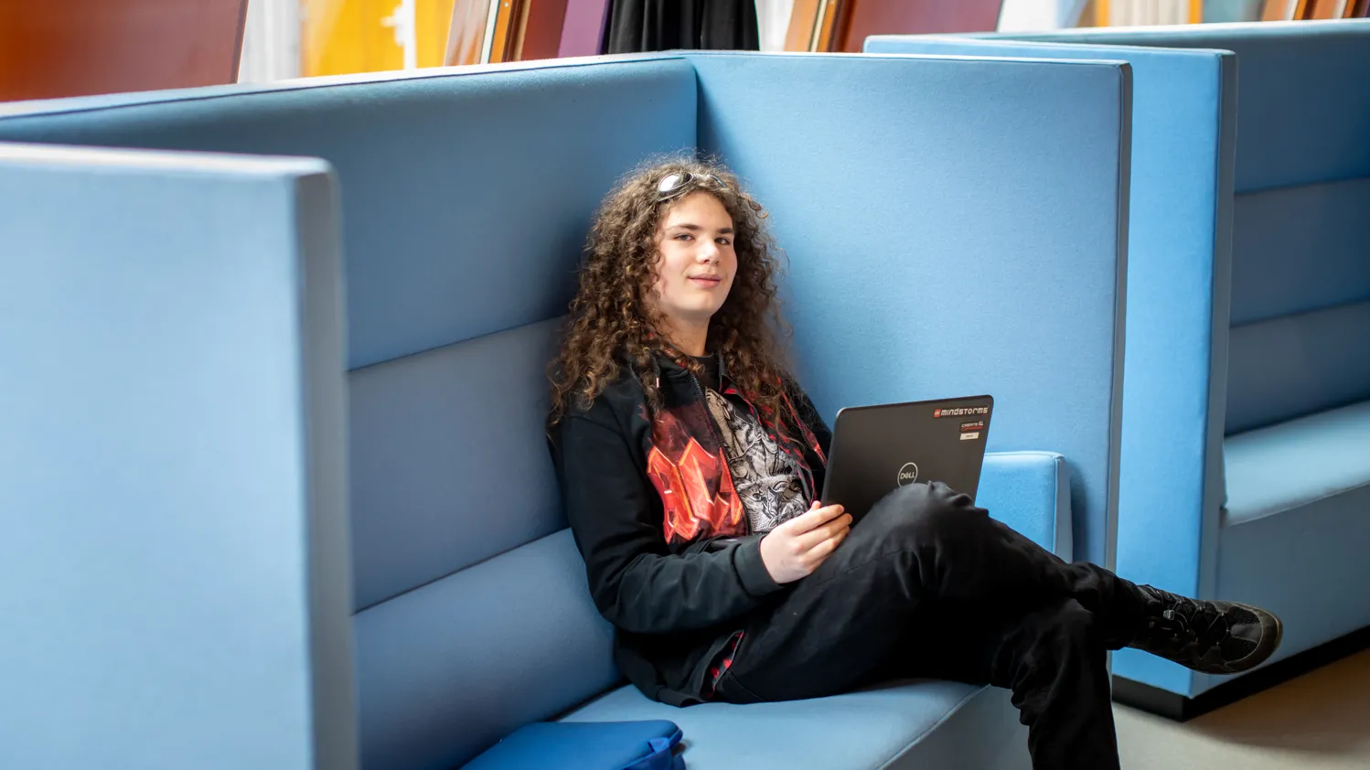 Jongen met laptop op bank