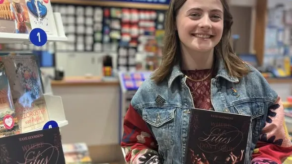 Faye Goossens met haar boek Where lilies dont grow