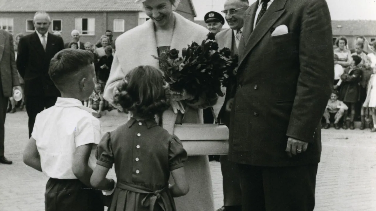 Eerste steenlegging Baandervrouwenlaan Boxtel. Christ van Eekelen en Nelly Brandts bieden bloemen aan, aan de vrouw van de burgemeester.