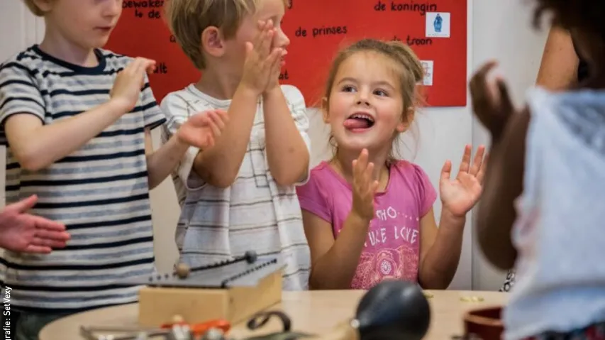 kindjes die muziek maken 