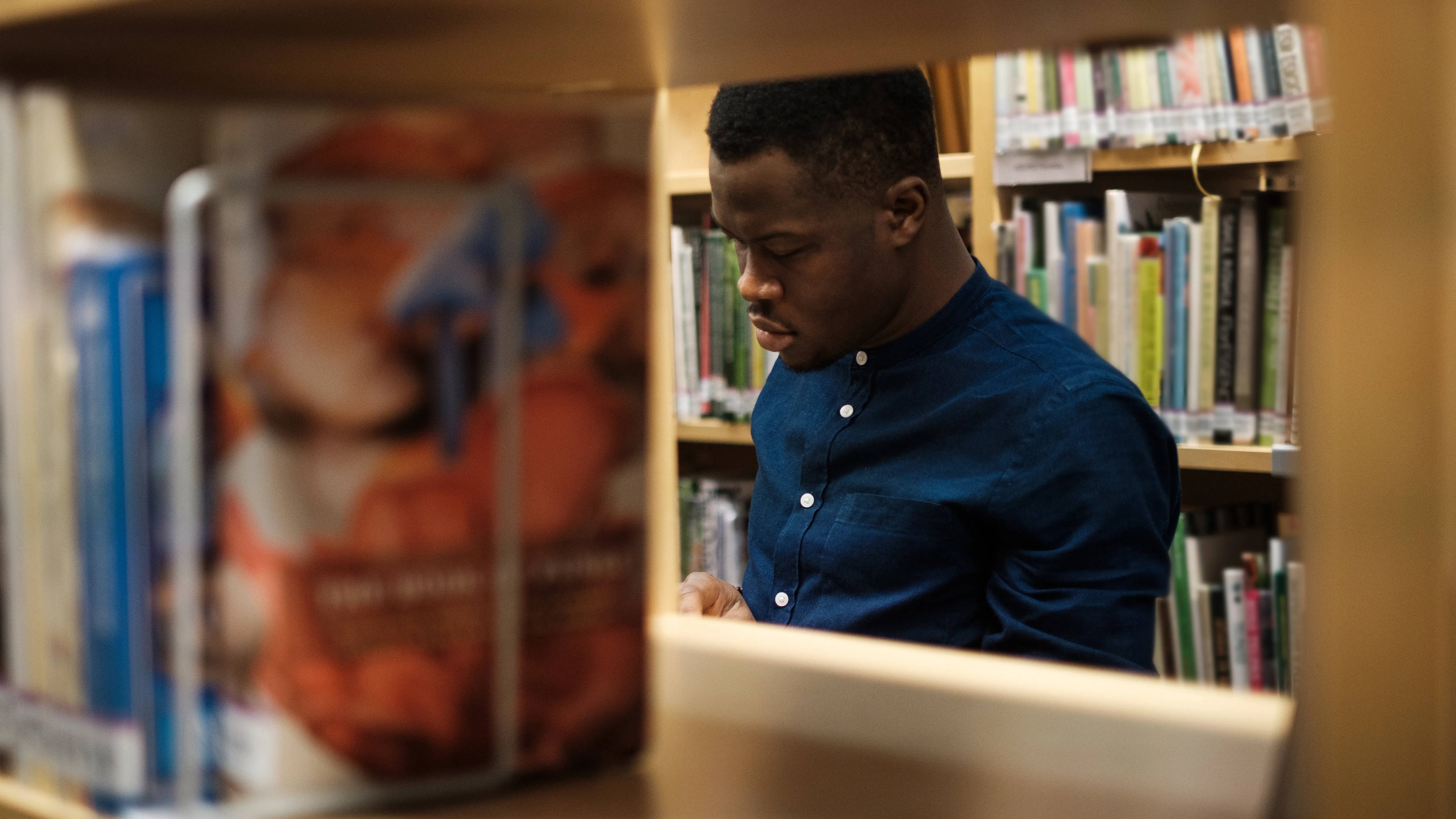 man in bibliotheek