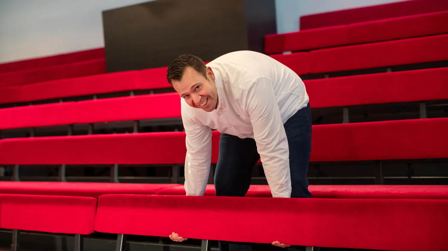 Man helpt met tribune opbouwen