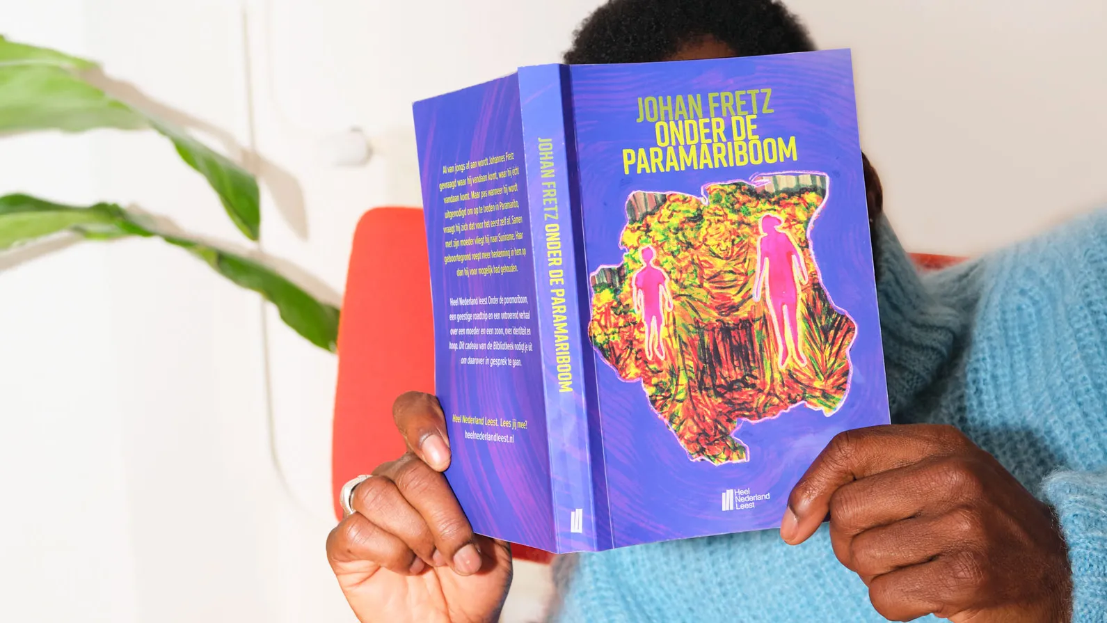 Iemand die het boek onder de paramariboom leest