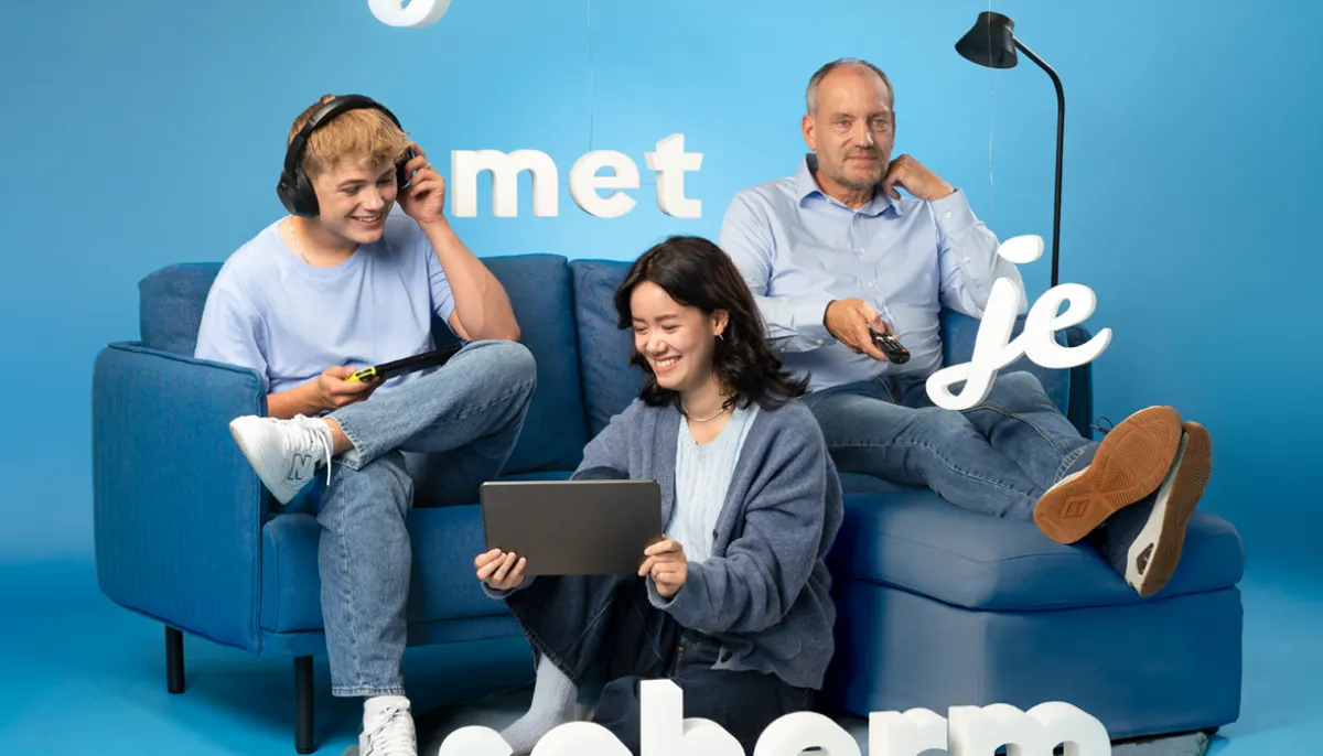 Gezinsleden zitten op scherm