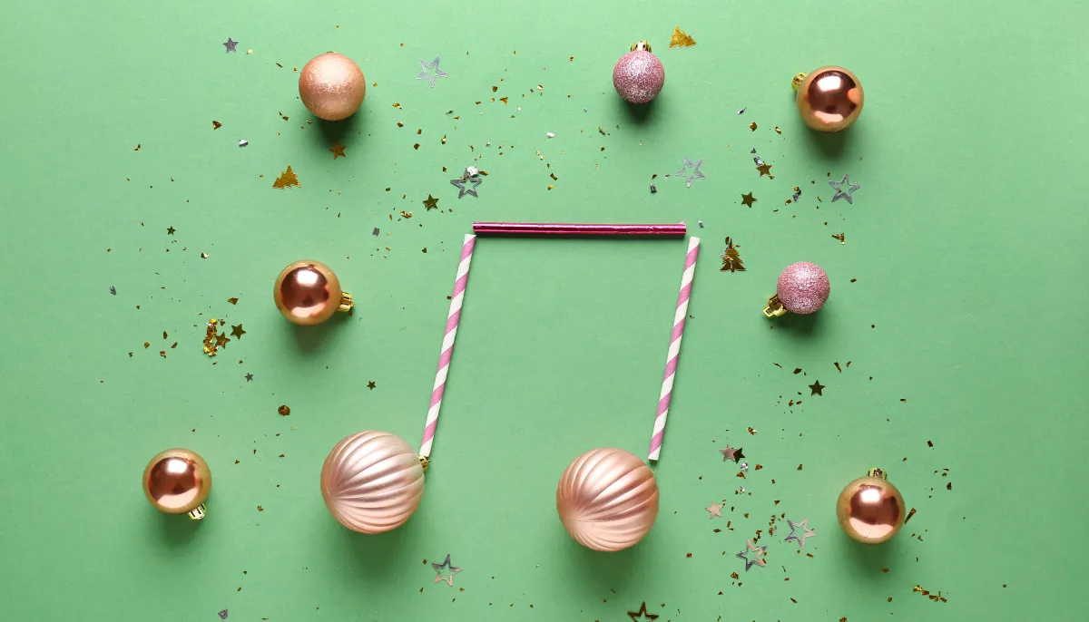 Groene achtergrond met kerstballen in vorm van muzieknoot