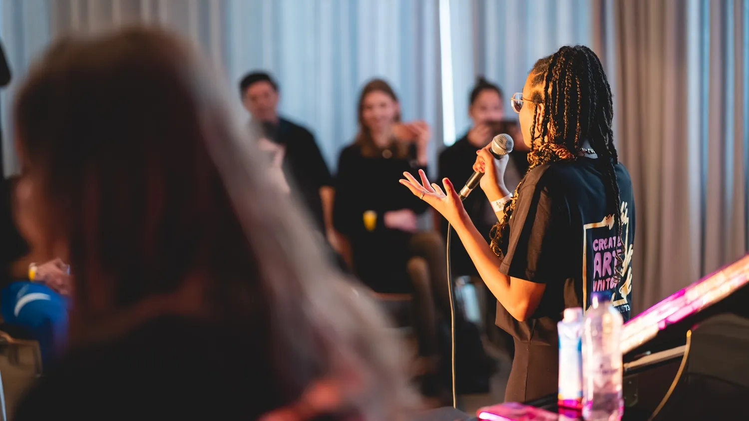 Meisje spreekt in microfoon voor publiek