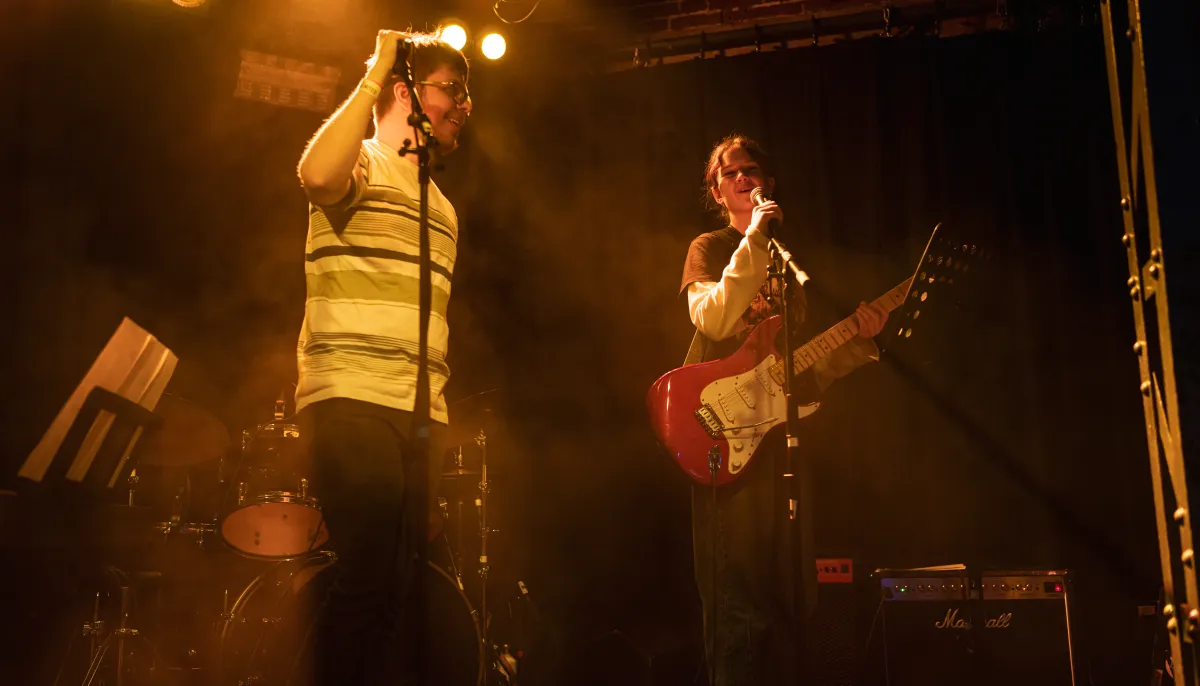 Twee jonge mensen met microfoon en gitaar 