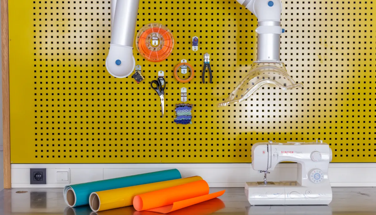 naaimachine en creative materialen op gele achtergrond