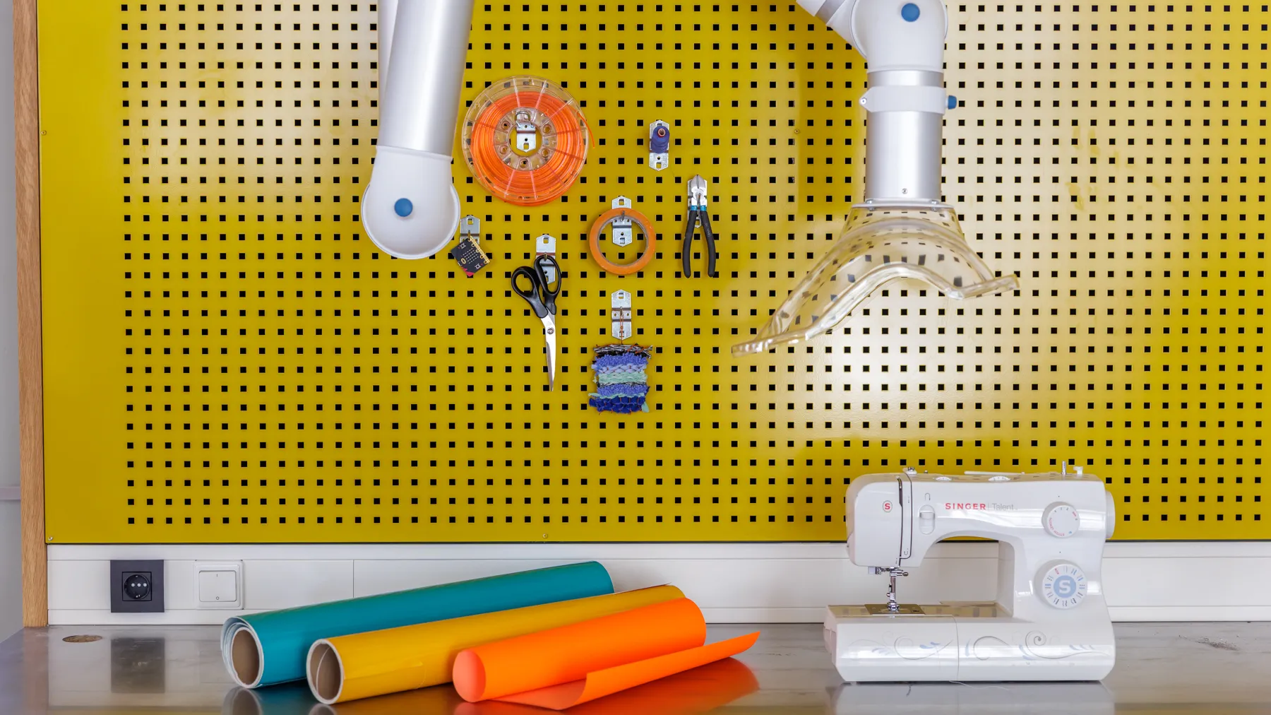 naaimachine en creative materialen op gele achtergrond