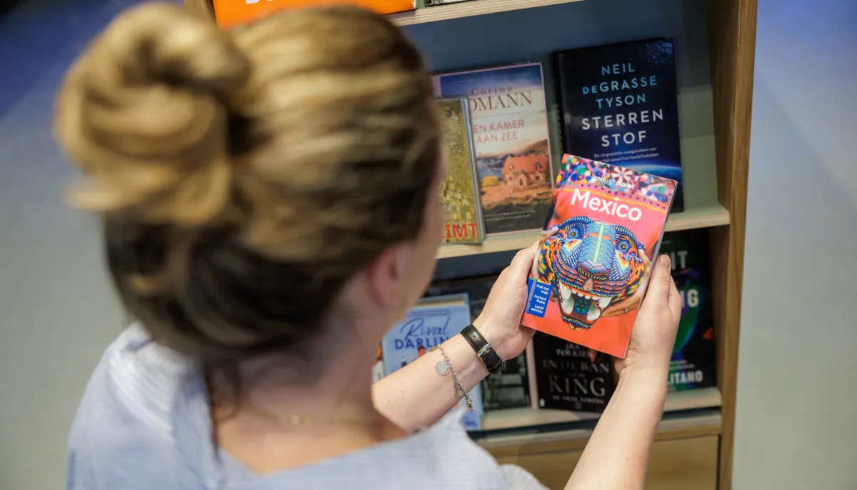blonde vrouw met reisboek