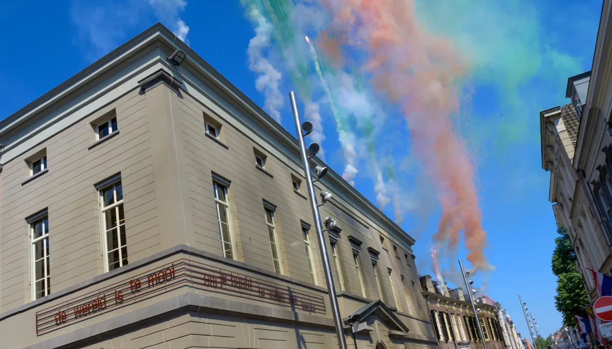 kleurrijk rookvuurwerk voven Huis73