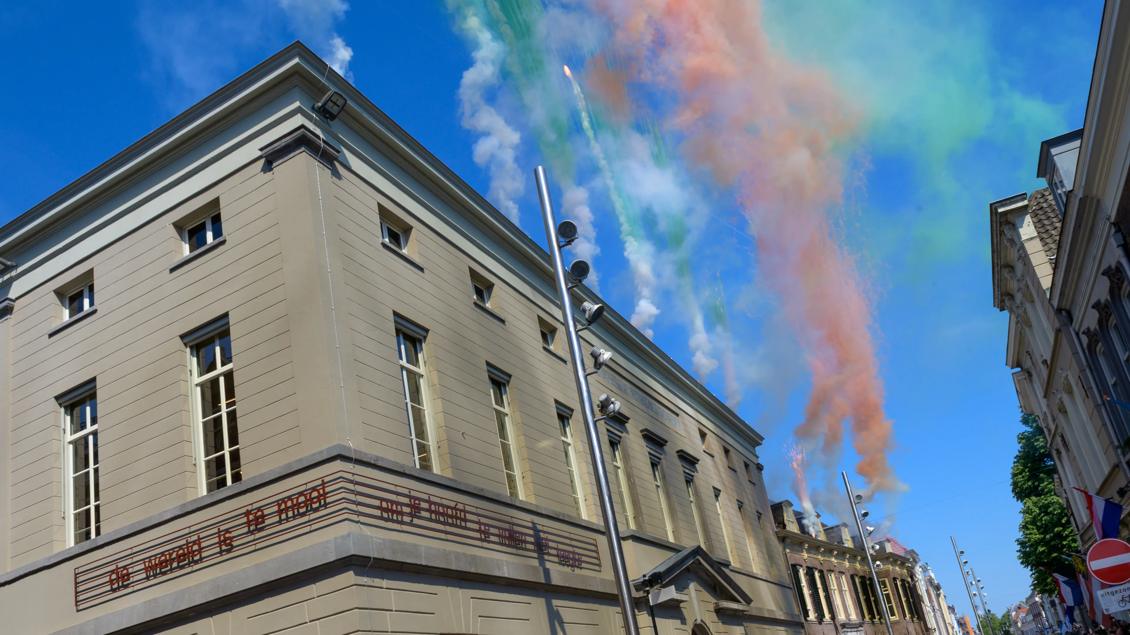 kleurrijk rookvuurwerk voven Huis73