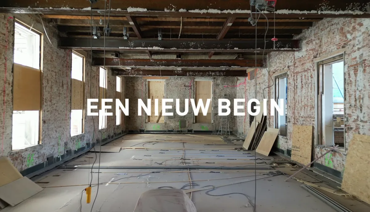 Ruimte in verbouwing met tekst eroverheen