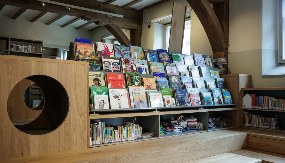 speelse boekenkast en houten speelhuisje