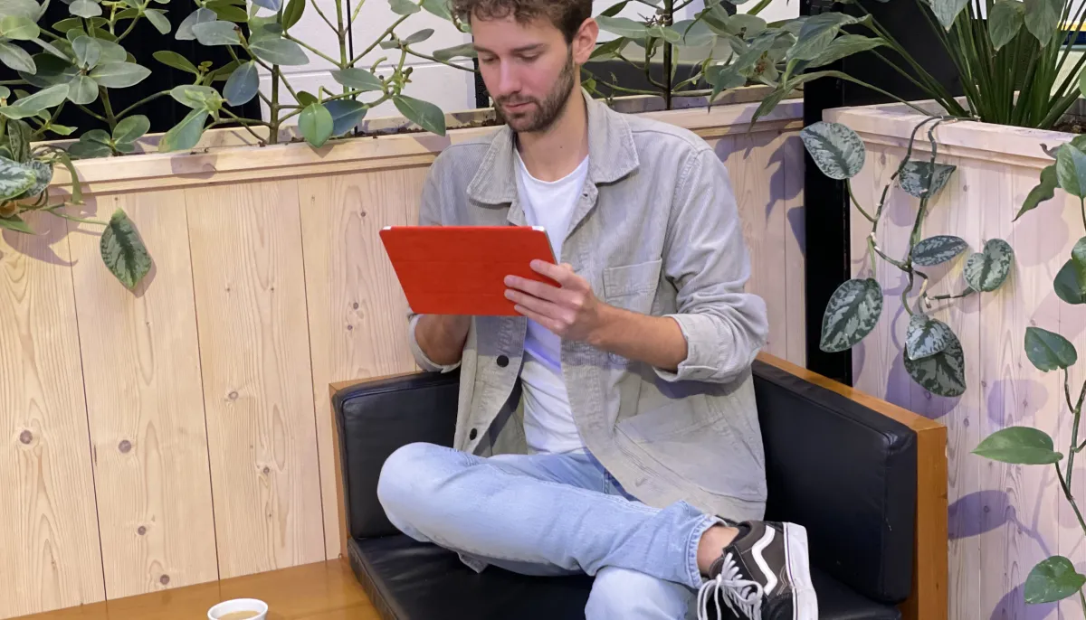 man met ipad op bank 