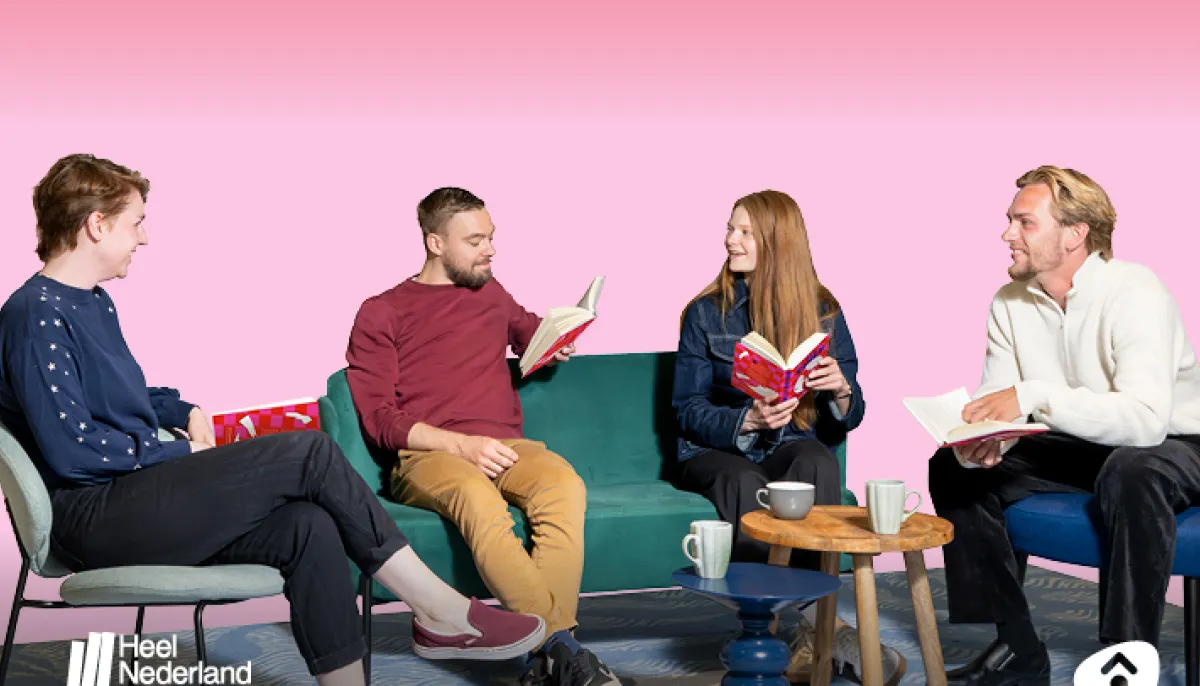 4 mensen lezen een boek 