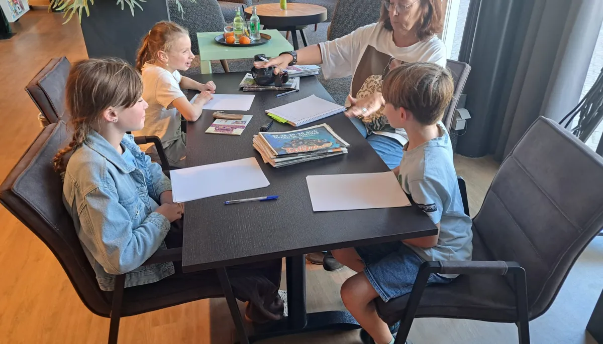 vrouw en 3 kinderen aan tafel