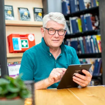 Man met tablet 