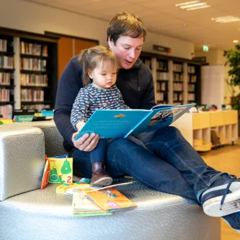 Man leest kind voor 