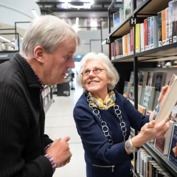 oudere man en vrouw met boeken in handen